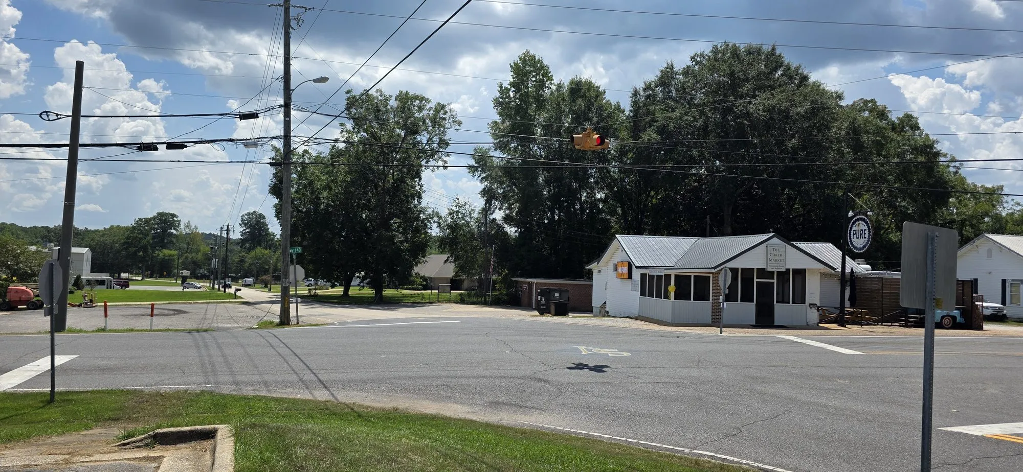 The crossroads and country store on the highway through Buhl