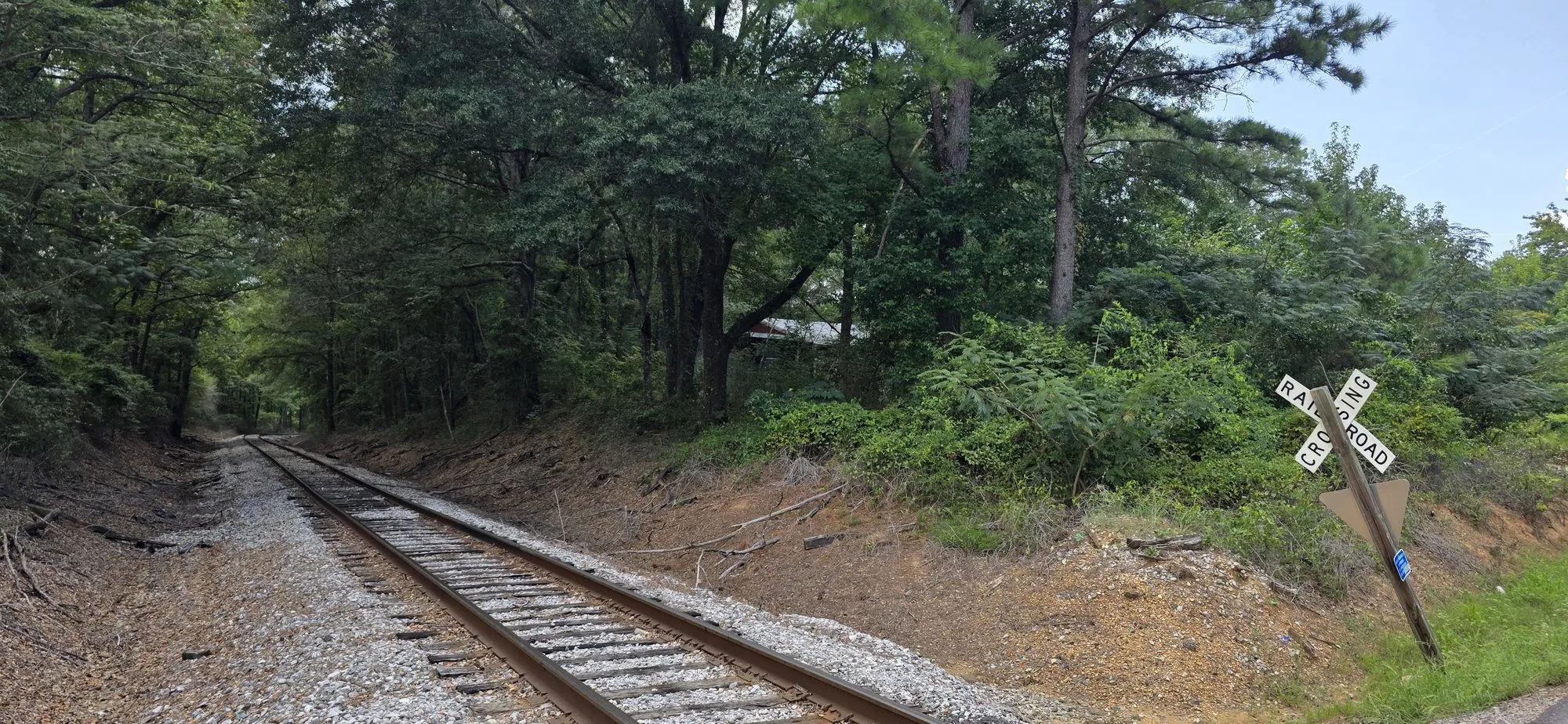 Railroad crossing in Elrod